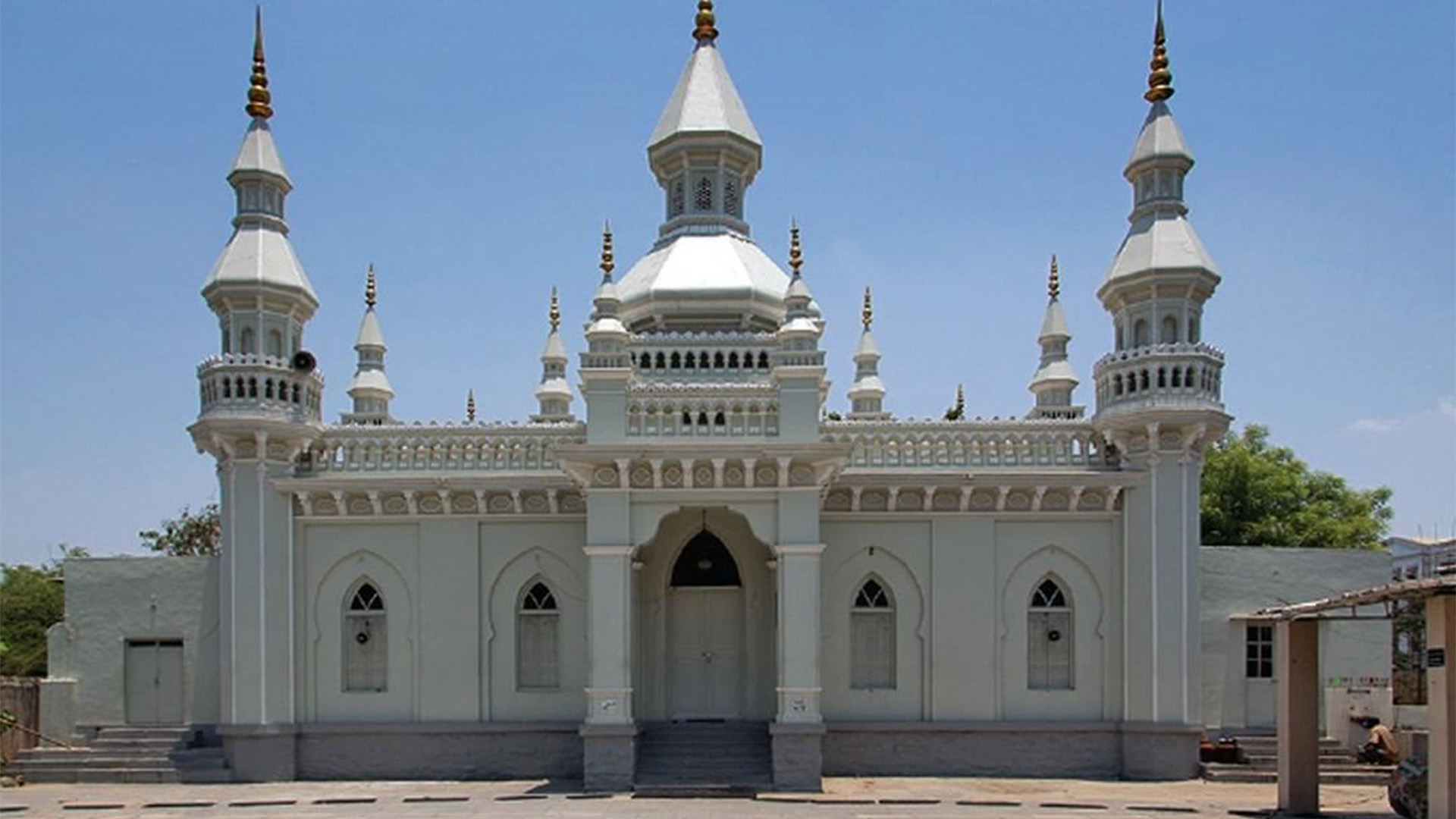 Wide shot of Spanish Mosque.